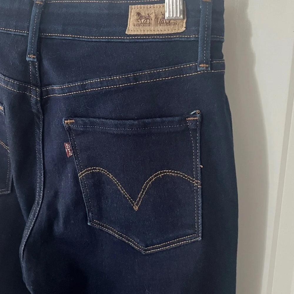 Levi’s Mid Rise Super Dark Blue Skinny Jeans w/ stretch. Size 8